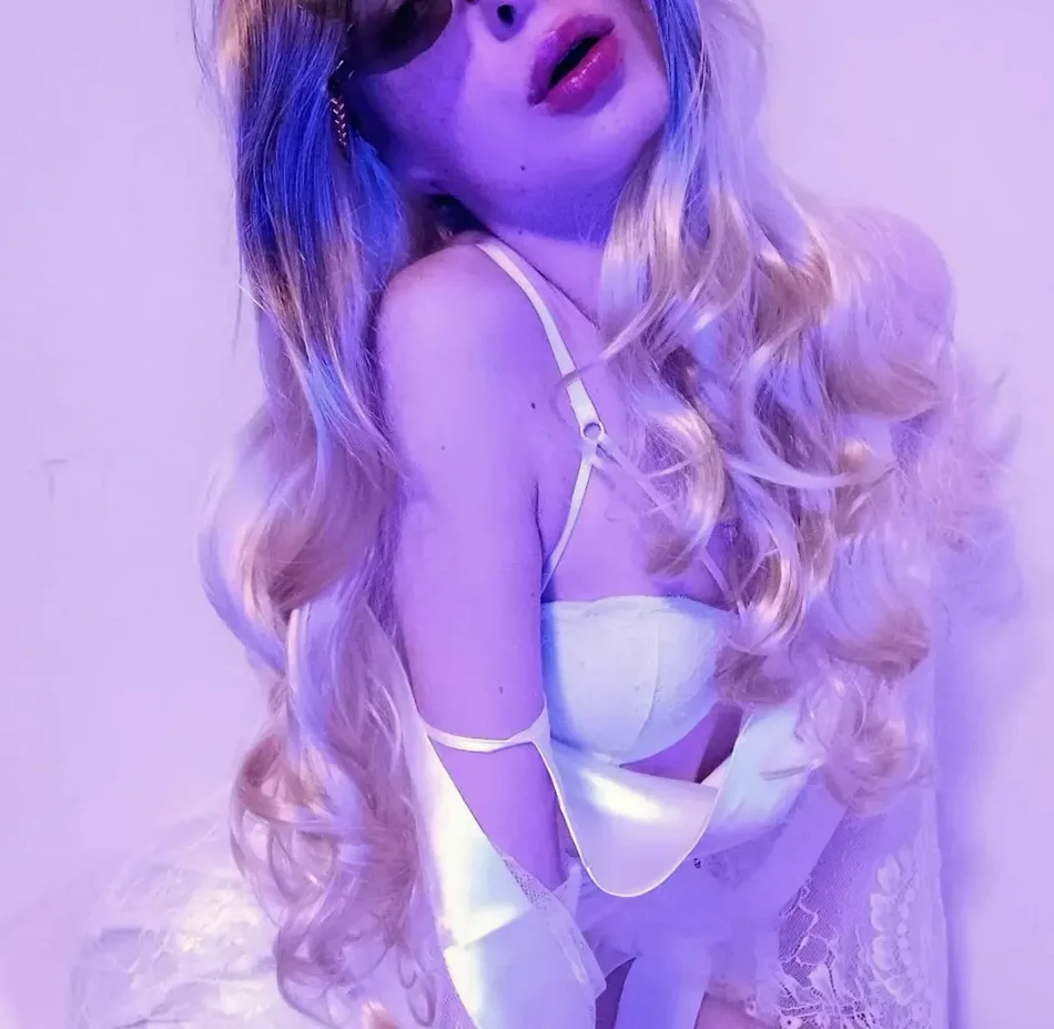 Emma, 27